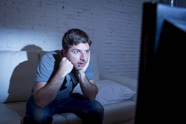 DOES SITTING TOO CLOSE TO THE TV RUIN EYESIGHT?